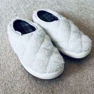Columbia women size 9 Cozy White Fleece Slippers